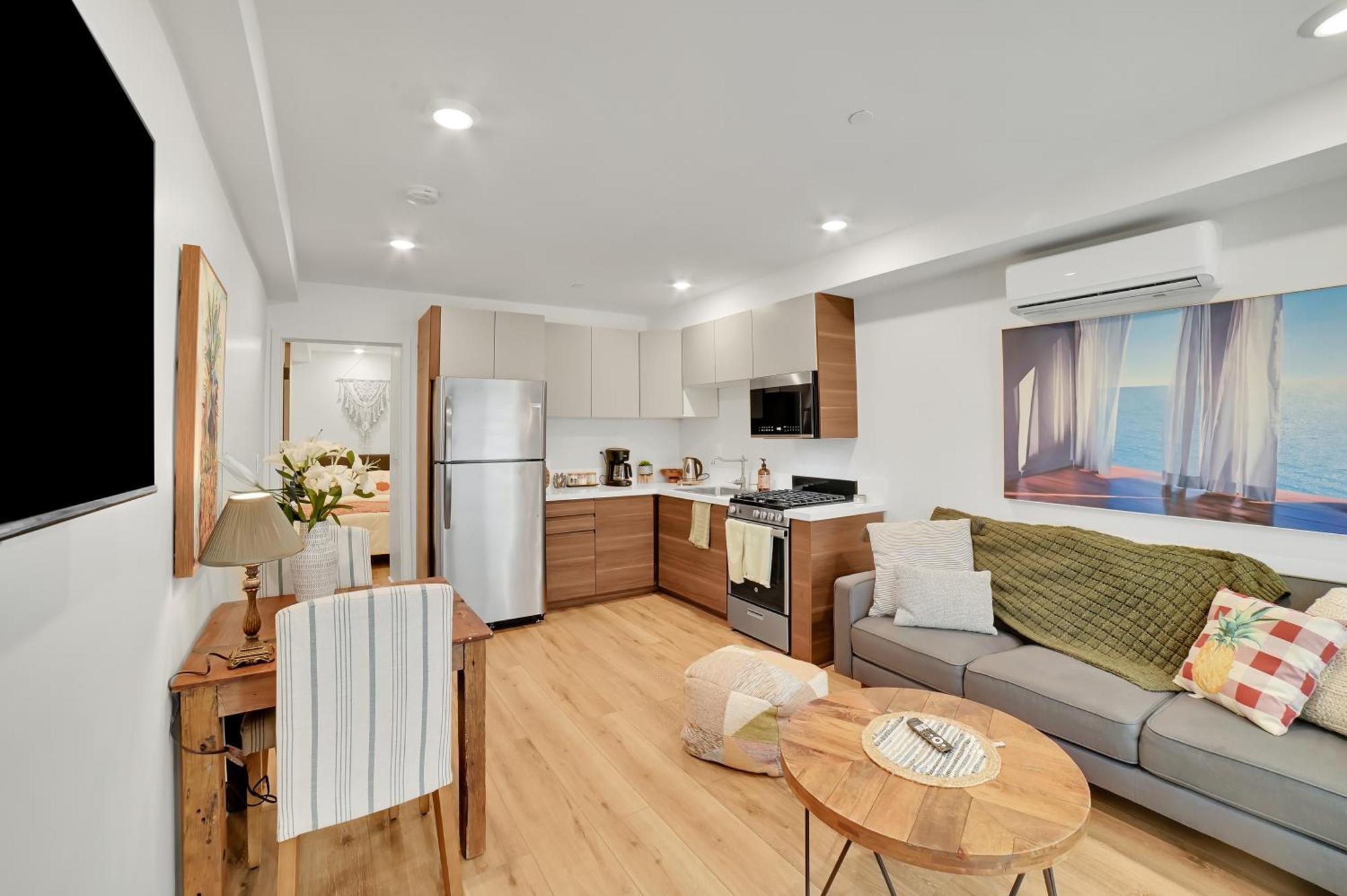 Brand New Chic-nest In Prime Location Сasa de vacaciones *